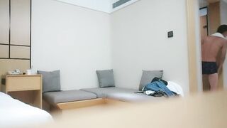 少妇大长腿奶子不小，穿上情趣透视装网袜，掰穴深喉骑乘打桩