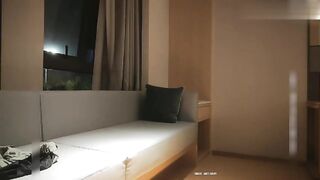 激战洋装少妇 顶到惊声喊叫 少妇的喘息声渐渐变得急促，她那双迷蒙的眼睛里满是渴望。
