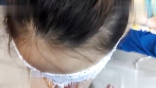 熟女人妻 在家光着屁屁吃大洋吊 展示她一流的口活 边吃边摸逼 最后口爆吃精