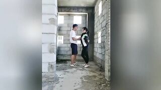 熟女学完车，在工地和儿子搞起来， 深喉口交大放异彩，后入啪啪声激起阵阵肉浪