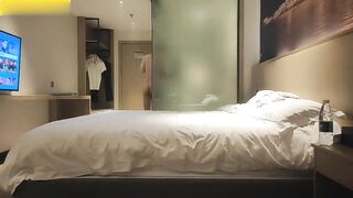 牛仔裤长腿妹，扶着屁股后入，套子操坏多个