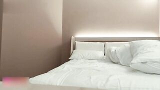 把自己闺蜜留在酒店继续服务男人，被操的心不甘情不愿，任由男人摆布，享受着这份羞耻的快感。