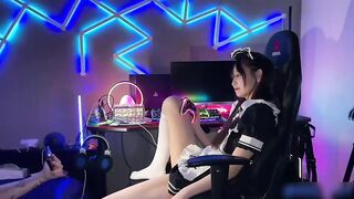 抽插白袜女仆女友 狂顶蜜桃嫩臀 感受着她的蜜穴紧紧地裹着我，她的臀部随着我的节奏上下起伏，我用力地拍打着她的屁股