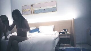 探花-约双胞胎，先操妹妹再到姐姐，两人扛不住大鸡鸡，差点打起来