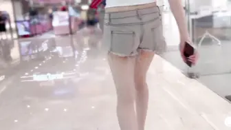 狐不妖-大奶美女 我的肚肚吃饱饱下面没有吃饱 身材丰满皮肤白皙 超粉白虎鲍鱼 在饭店就摸奶吃鸡 回家就是一顿无套输出射了一逼口