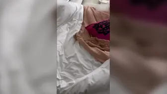家庭乱伦趁哥哥睡着了，帮哥哥口鸡巴，受不了直接骑上去