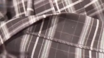 学生妹休息时诱惑我上她 按捺不住欲望，走近这个萝莉妹子，将她压在长椅上随意玩弄