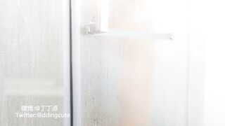 新晋极品微博网红尤物娜美妖姬闺蜜▌丁丁点▌首作新品曼妙身姿浅蓝性感睡衣 电动阳具速插嫩穴满满的爆白浆23P1V